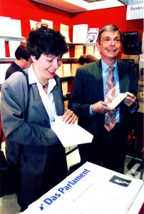 1994 Frankfurter Buchmesse: Die Mitherausgeberin Angelika Volle freut sich über den neu erschienenen Länderbericht Großbritannien