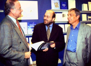 1997 Frankfurter Buchmesse: MdB Steffen Kampeter (Mitte) und Dirk Hansen betrachten das eben erschienene Werk „Ein unglaublicher Frühling“