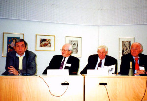 1998 DDR-Forschertagung in der Europäischen Akademie Otzenhausen. Podium mit Wjatscheslaw I. Daschitschew (Mitte links), Jerzy Holzer (Mitte rechts) und Heiner Timmermann (rechts)