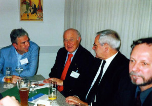 2000 DDR-Forschertagung in Otzenhausen: Rückblick am Abend mit Hermann Schäfer (Direktor Haus der Geschichte der Bundesrepublik, Mitte links), Heiner Timmermann (Akademieleiter, Mitte rechts) und Bernd Lindner (Zeitgeschichtliches Forum Leipzig, rechts)