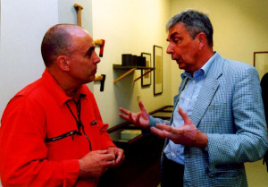 Oktober 2002 Beim Ausstellungsrundgang Gespräch mit dem Künstler Erhard Monden (links)