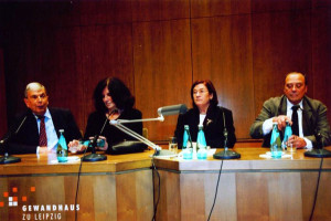 24. Oktober 2002 Im Leipziger Gewandhaus: Podiumsgespräch „Vor den Bildern sterben die Wörter“ mit Nuria Quevedo (Mitte links), Christa Wolf (Mitte rechts) und Günther Uecker (rechts)